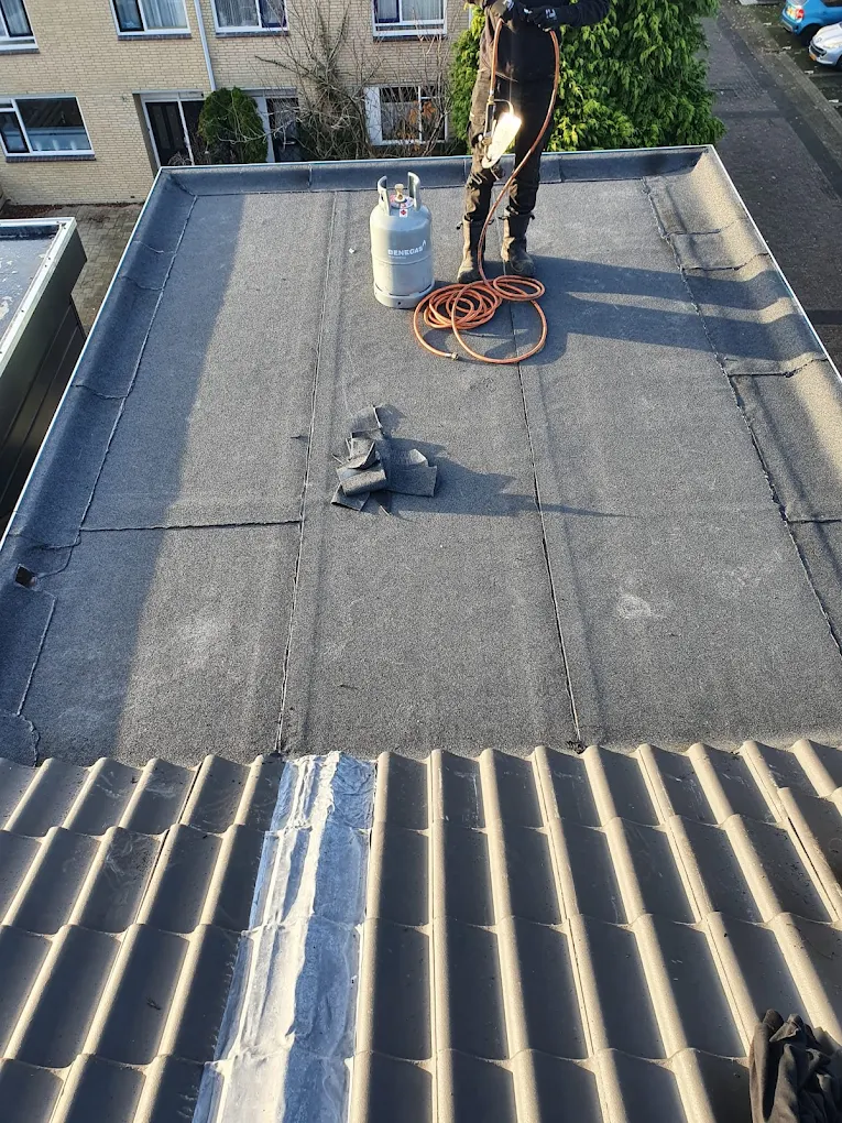 Vakkundig branden van bitumen dakbedekking