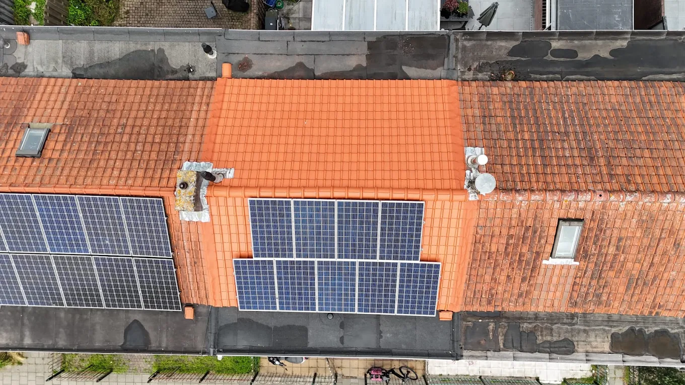 Bovenaanzicht nieuw aangelegd pannendak