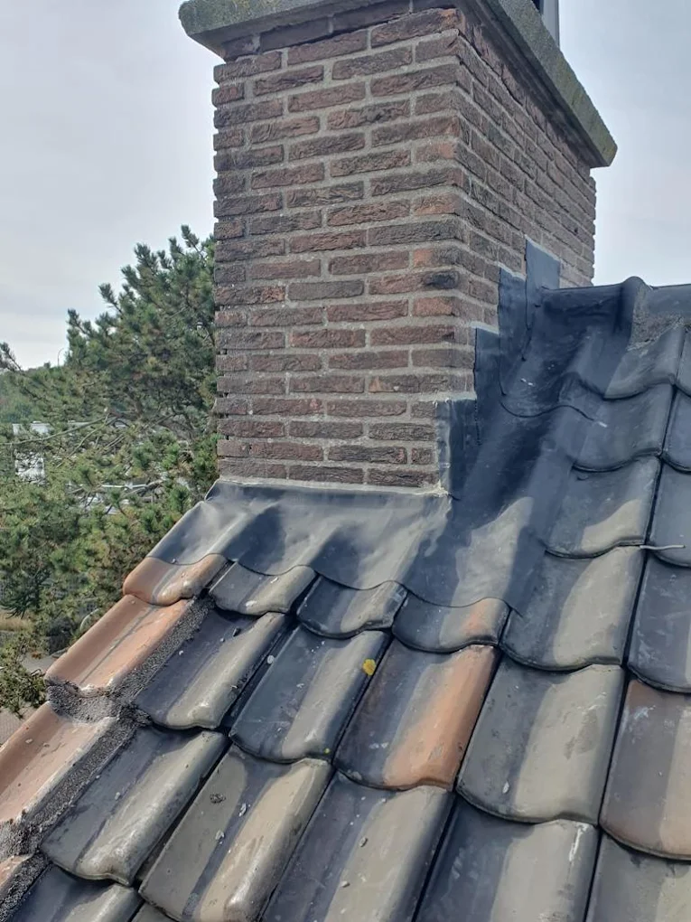 Daklekkage reparatie - loodwerk vervangen om schoorsteen