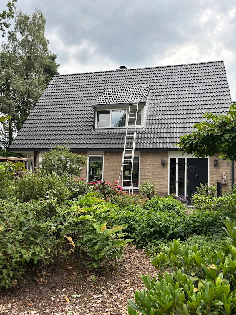 Voorzijde huis met compleet nieuw pannendak