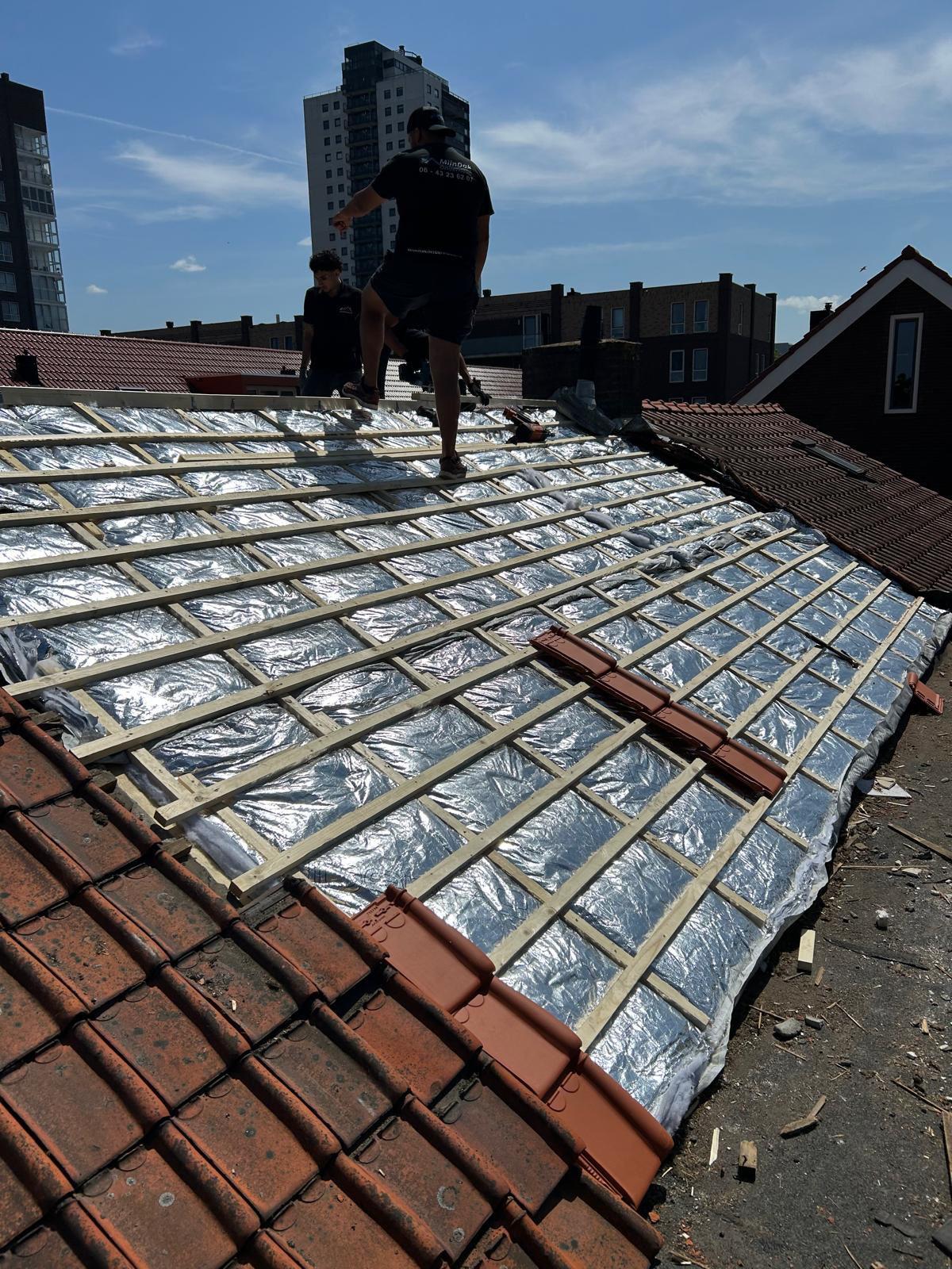 Vakkundig geplaatste dakisolatie tijdens dakrenovatie in Almere